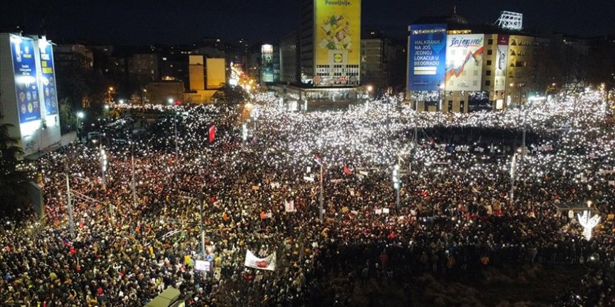 Sırbistan'daki hükümet karşıtı öğrenci gösterisine on binlerce kişi destek verdi