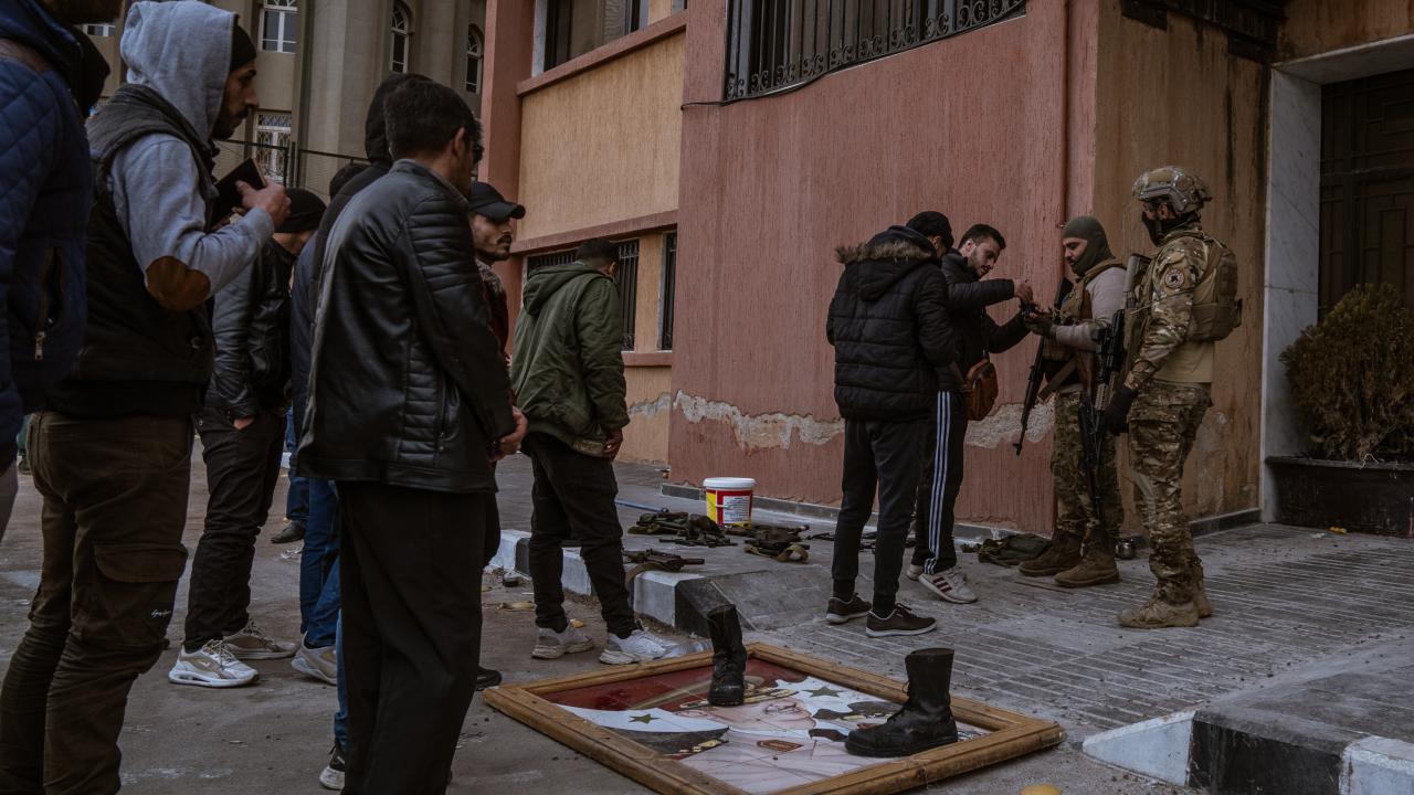 Suriye'de Esed rejim unsurları silahlarını teslim etmeye devam ediyor