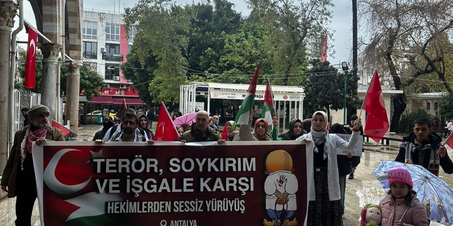 Sağlık çalışanları Gazze'deki soykırımı Antalya'da protesto etti