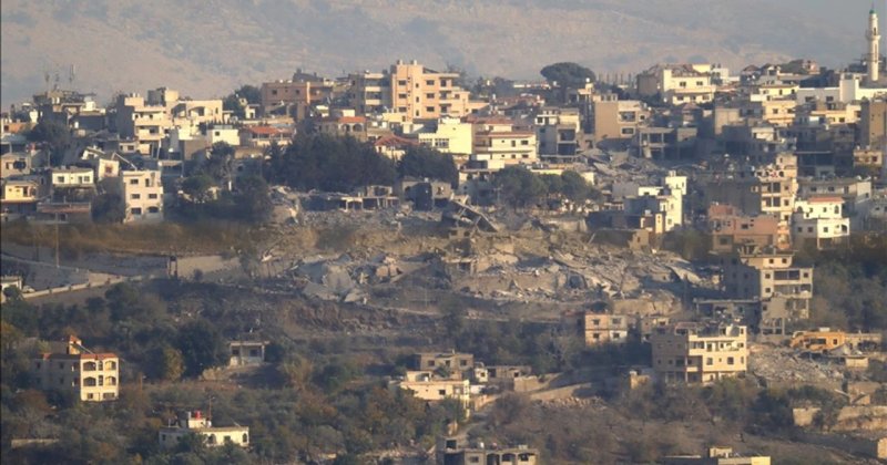 İşgalci İsrail'in çekildiği Lübnan'ın güneyindeki beldeden bir kişinin daha naaşı çıkarıldı