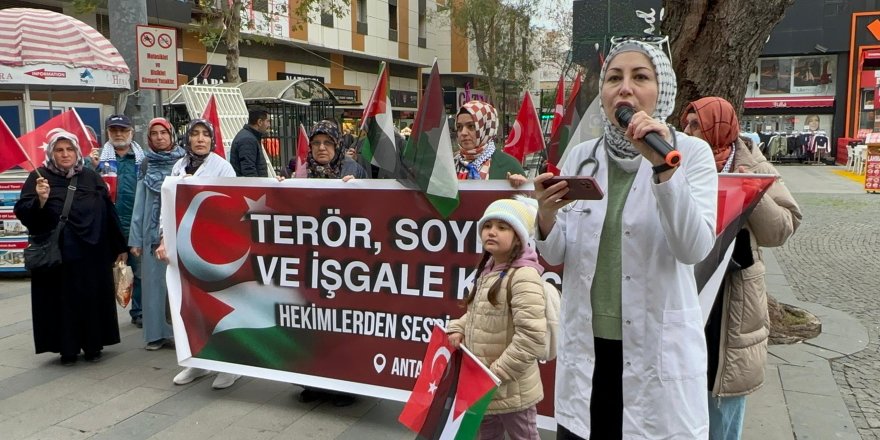 Sağlık çalışanları Gazze'deki soykırımı Antalya'da protesto etti