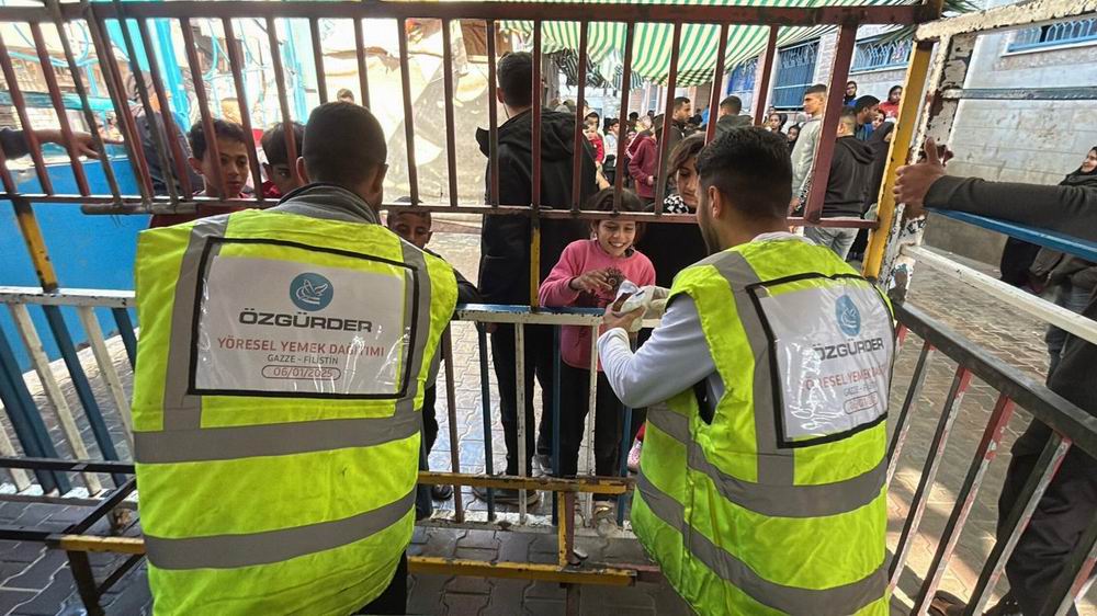 Özgür-Der’in Gazzelilere sıcak yemek ve temiz su dağıtımı sürüyor