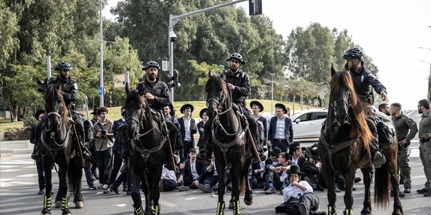 Tel Aviv'de zorunlu askerliği protesto eden Yahudilere polis müdahale etti