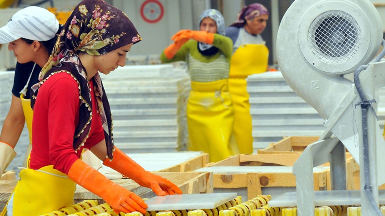 Kadının çalışmasını sadece ev dışında kodlamak hakikatin üstünü örtmektir