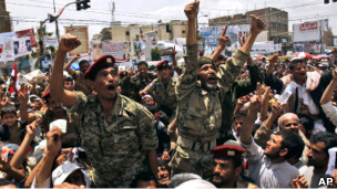 Yemenli Askerler Protestoculara Ateş Açtı