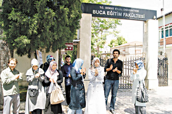 Başörtüsü Yasağına Çelenkli Protesto