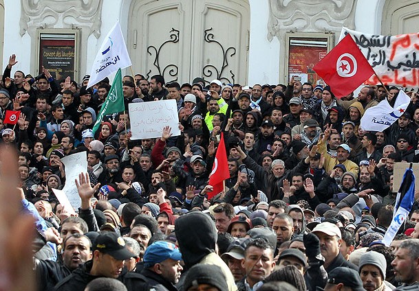 Tunus’ta Binler Şiddete Karşı Sokaklarda