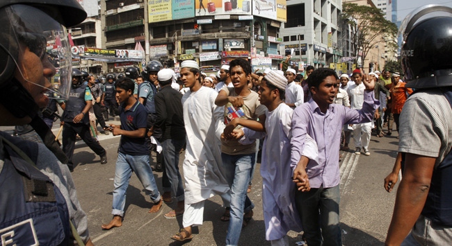 Bangladeşte Cuma Sonrası Protesto Gösterileri