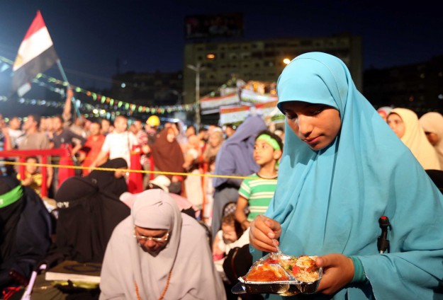 Mısırlı Müslümanlar iftarlarını Meydanlarda Açtı