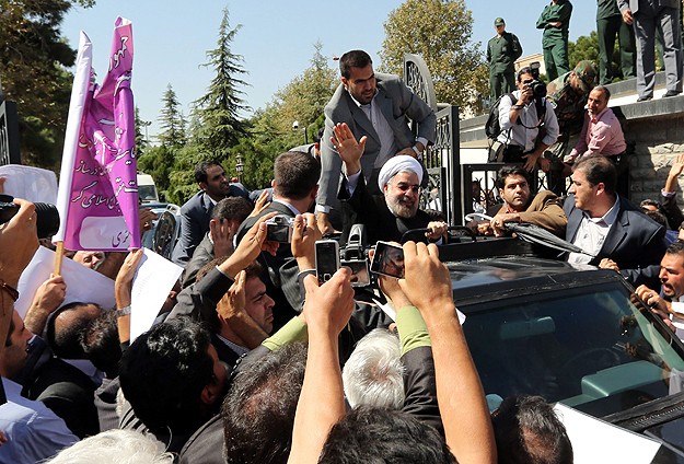 Ruhani Ülkesine Dönüşünde Protesto Edildi