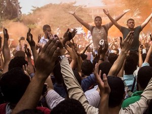 Mısırlı Öğrencilerden Darbecilerin Uygulamalarına Protesto