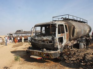 Pakistan'da Otobüsle Tanker Çarpıştı: 57 Ölü