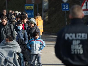 Sığınmacılara Kılıç ve Sopalarla Saldırdılar