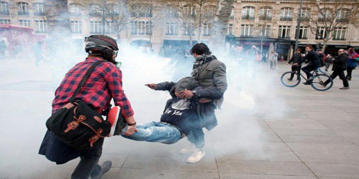 Paris’te Polis Kadın Eylemciyi Tekmeledi