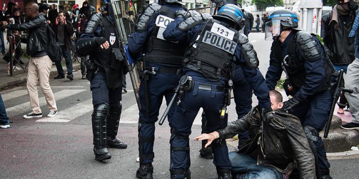 130 Kişiye Paris'teki Gösterilere Katılma Yasağı