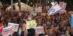 Tel Aviv’de İşgalci Netanyahu’ya Yolsuzluk Protestosu!