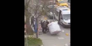 İBB Zabıta Memurları, Ekmek Parası İçin Kağıt Toplayan Çocuğu Darp Etti