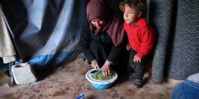 İdlib'deki kamplarda yoksulluk içinde ilk iftar