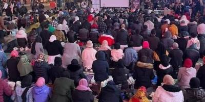 Yüzlerce Müslüman Times Meydanı'nda namaz kıldı