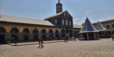 Ulu Camii'nin uygunsuz kıyafetlerle ziyaret edilmesine tepki