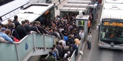 Artık rutin hale geldi! Arızalanan metrobüs yoğunluğa neden oldu