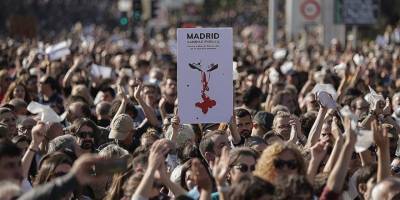 İspanya'nın başkenti Madrid'de binlerce sağlık çalışanı gösteri yaptı