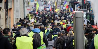 Paris’te sarı yelekliler 4. yılında da sokağa indi