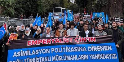 Çin Konsolosluğu önündeki Doğu Türkistanlıların protestosuna Özgür-Der üyeleri destek verdi