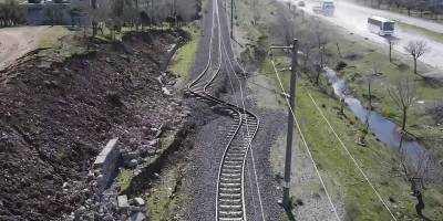 Deprem tren raylarının bükülmesine sebep oldu