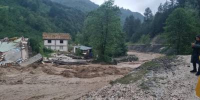 Karadeniz'de sağanak hayatı olumsuz etkiledi: Dereler taştı, yollar kapandı