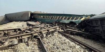 Pakistan'da yolcu treni raydan çıktı