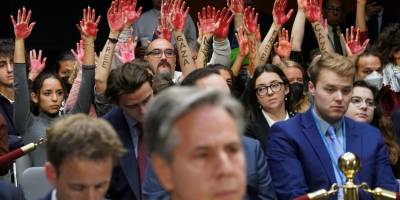 Blinken, ABD senatosu'nda kanlı ellerle protesto edildi