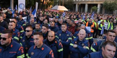 Atina'da polis, itfaiye ve sahil güvenlik personeli eylem yaptı