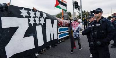 Filistin yanlısı protestocular İsrail gemisinin Melbourne limanına girişini engelledi