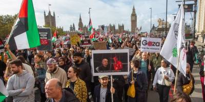 Katil İsrail'in Refah'a yönelik saldırıları Londra'da protesto edildi