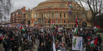 Londra ve İspanya'da binlerce kişi Filistin'e destek için meydanları doldurdu