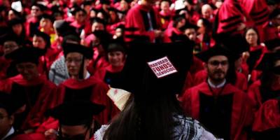 Harvard Üniversitesi mezuniyet töreninde öğrenciler okul yönetimini protesto etti