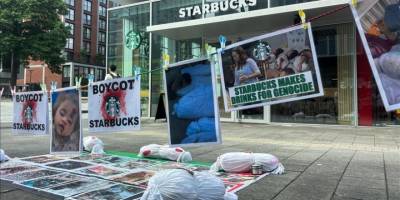 Hollanda'da bir araya gelen gruplar, Starbucks şubelerinin önünde İsrail'i protesto etti