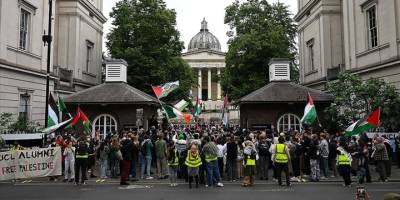 Londra'da üniversitelilerden Filistin eylemlerine katıldıkları için uzaklaştırılan arkadaşlarına destek