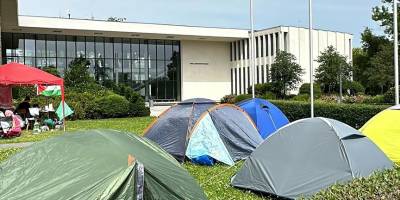 Berlin’de Filistin destekçisi öğrenciler, Hür Üniversitesi önünde kamp kurdu