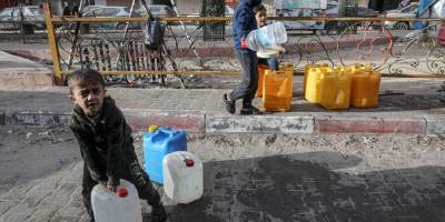 Gazzeli çocuklar su doldurmak için uzun mesafeler kat ediyor