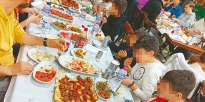 Adana'da bir restoran sahibi 35 Suriyeli yetime yemek ısmarladı