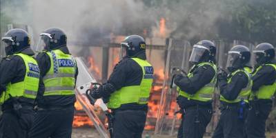 Belfast'ta şiddet olaylarında aşırı sağcılar polise molotofkokteyli attı