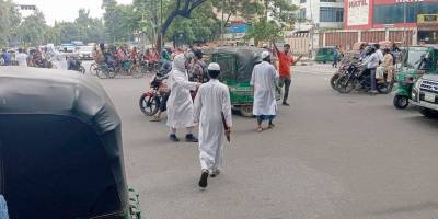 Bangladeş'te son durum: Polisin yerini gençler aldı