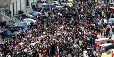 Batı Şeria'da  binlerce kişi baskınlarda ölen 10 şehidi uğurladı