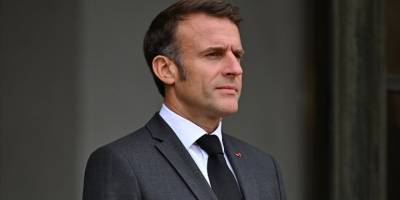 Fransa'da hükümetin düşmesi üzerine yapılan istifa çağrılarını reddeden Macron, yeni başbakan atayacak