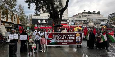 Sağlık çalışanları Gazze'deki soykırımı Antalya'da protesto etti