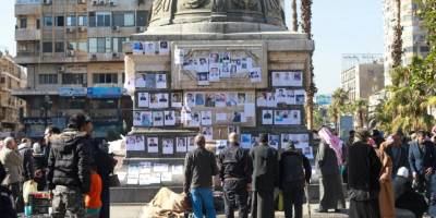 Suriyeliler, Merce Meydanı'na astıkları ilanlarla yakınlarını arıyor