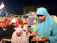 Mısırlı Müslümanlar iftarlarını Meydanlarda Açtı