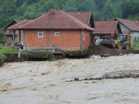 Binlerce Kişi Tahliye Bekliyor